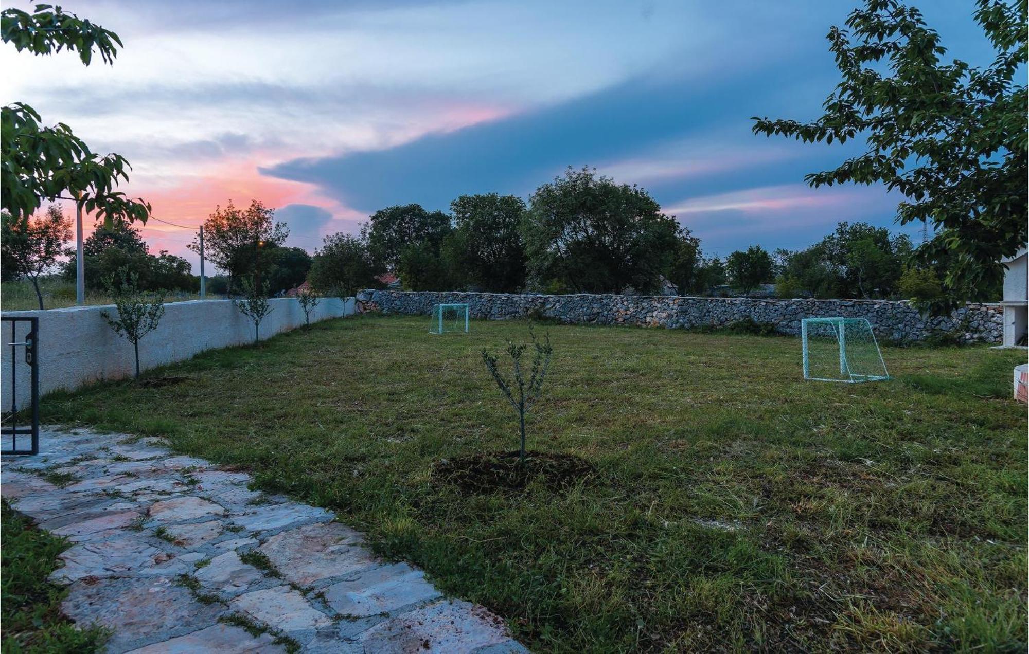 Nice Home In Lozovac With House A Panoramic View Exterior foto